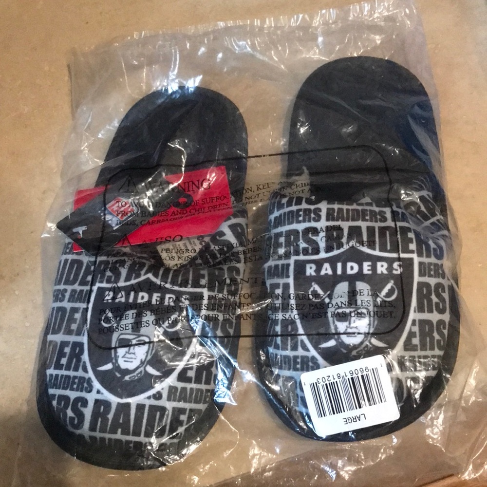 Raiders slippers